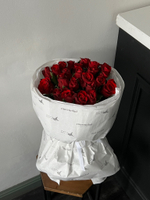 Букет 25 красных роз в оформлении