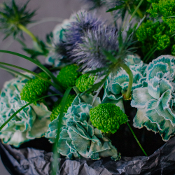 Необычный темный букет с эрингиумом