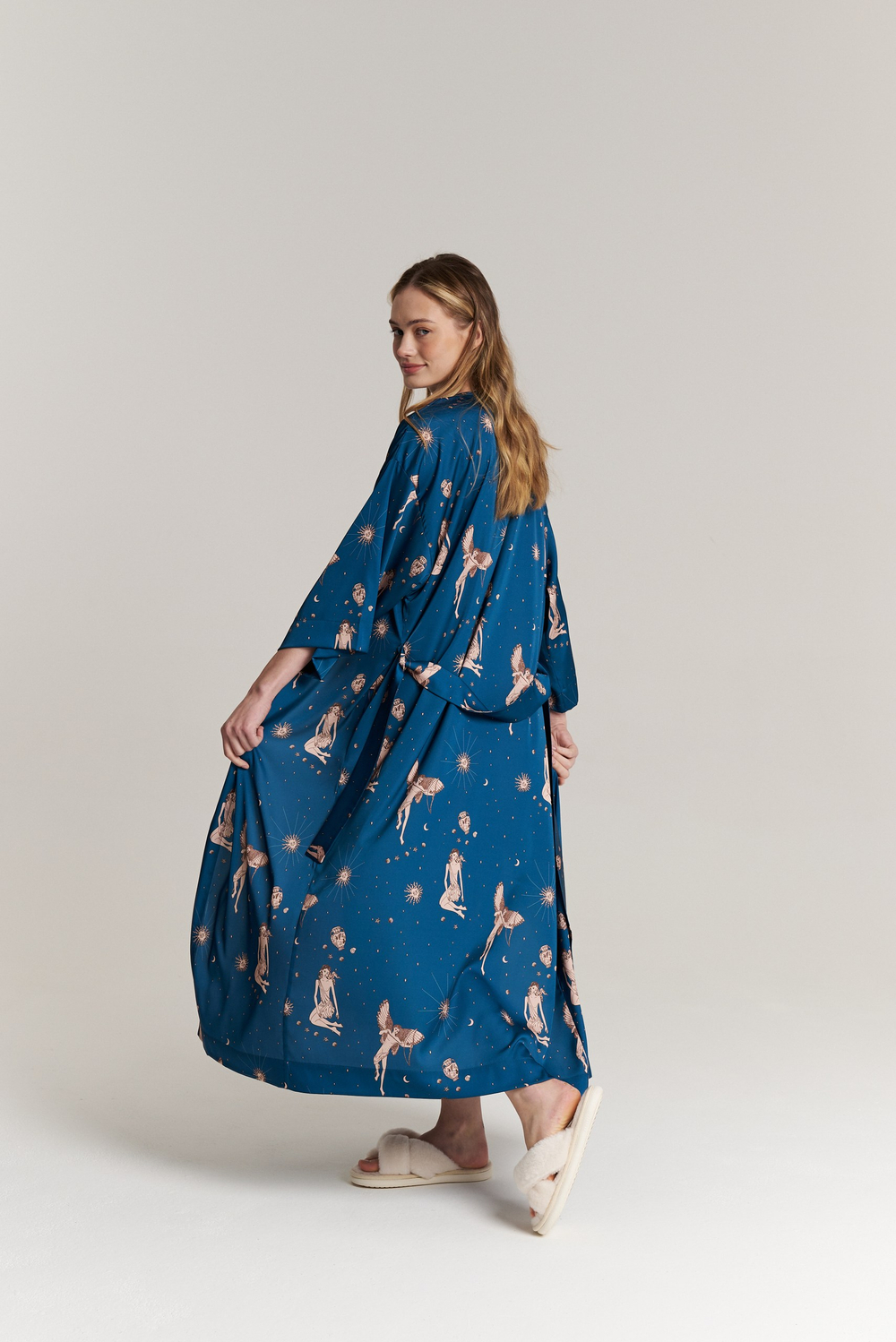 Шелковый халат макси - греческий завтрак