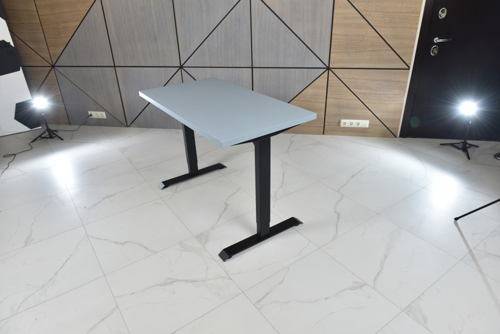 Регулируемый компьютерный стол Bazalt с регулировкой по высоте — столешница МДФ Серый