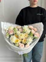 Букет из кустовых пионовидных роз, лизиантуса, одноголовых роз и маттиолы