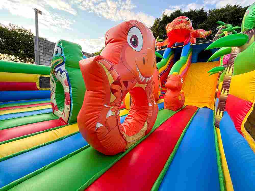 Коммерческий надувной батут «Хамелеон и динозавры Ультра 3» 12*6*6 м