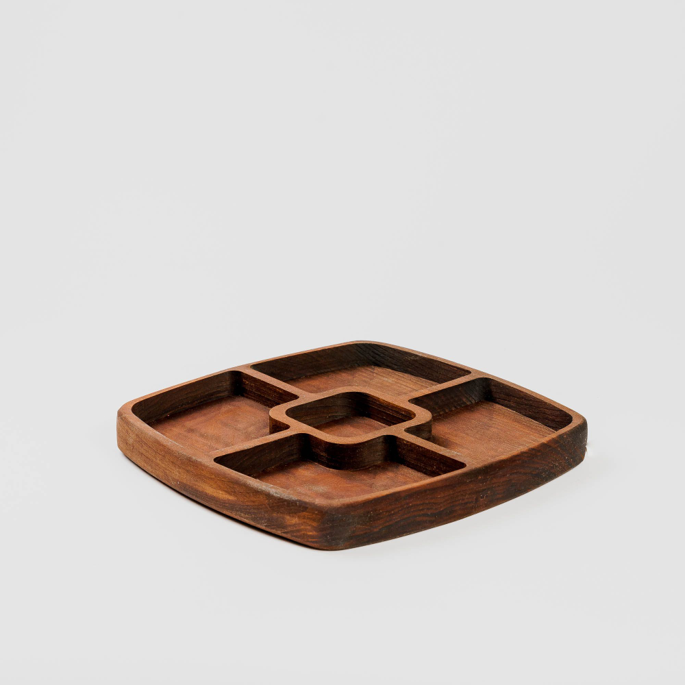 Деревянная менажница квадратная 5 отсеков из кедра