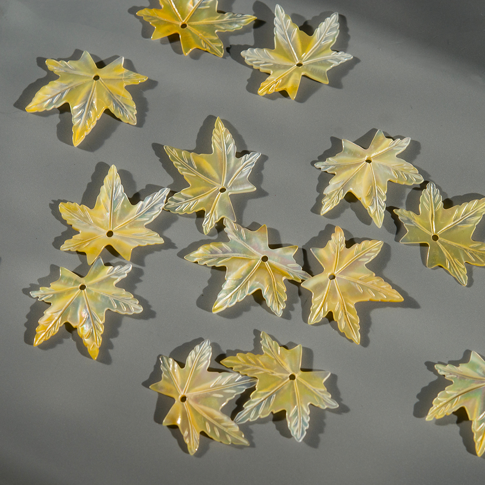 Кленовый лист из перламутра карамельного оттенка, 22,5*23мм