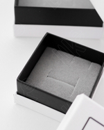 Футляр картонный с прослойкой под серьги и подвеску.