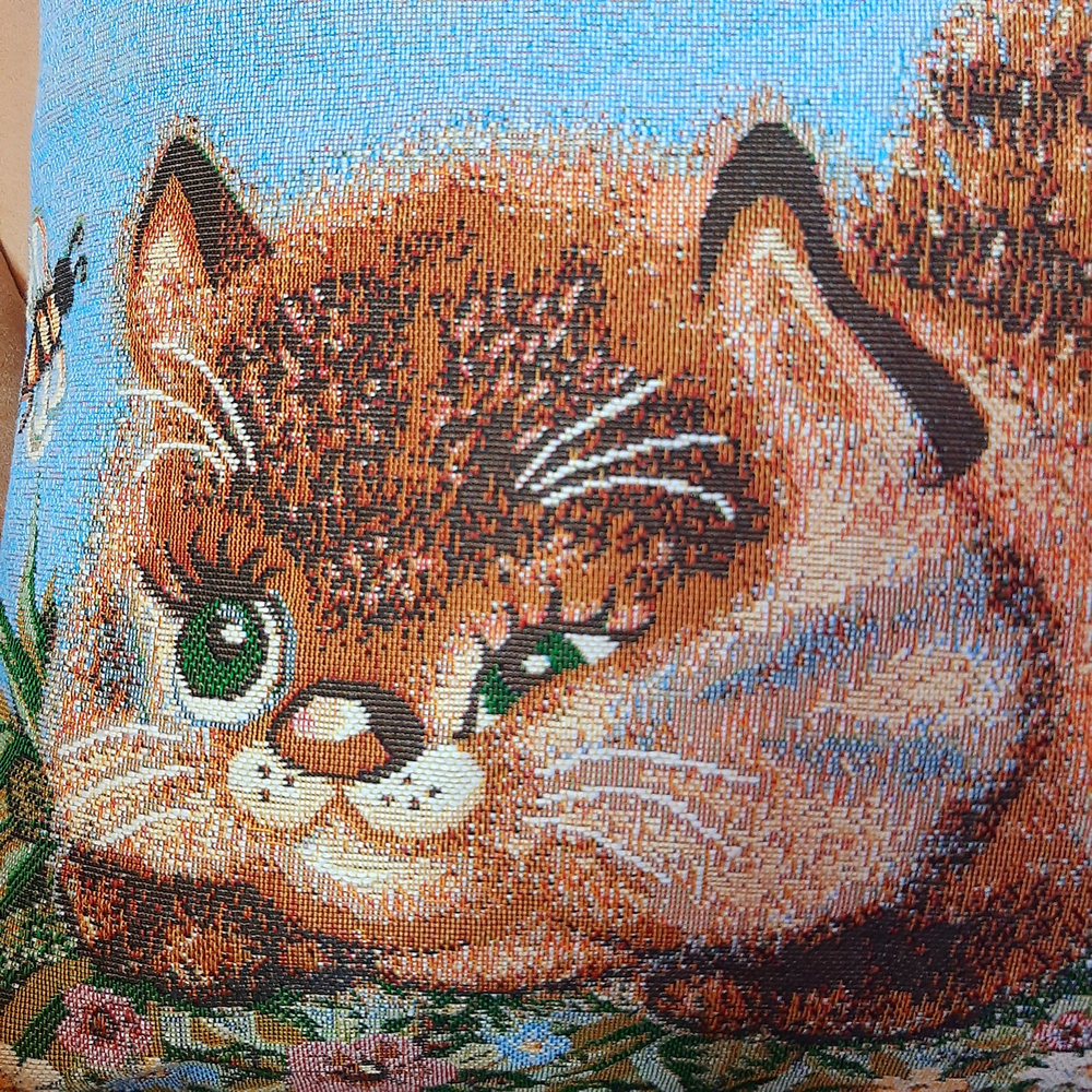 Декоративный гобеленовый чехол для интерьерной подушки Котенок и пчела 47*47