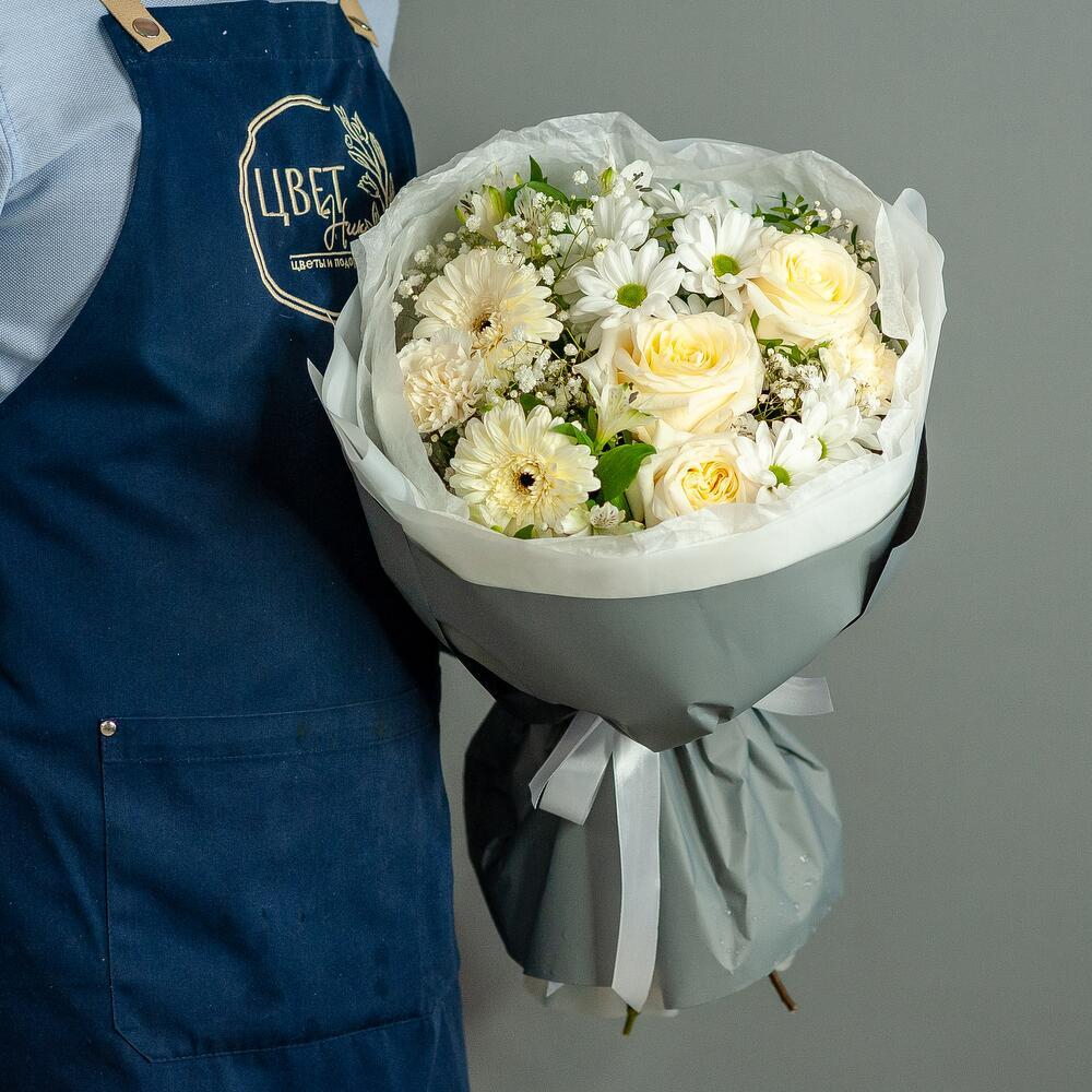 Сборный букет в светлых тонах с герберой и розой