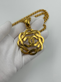Кулон Chanel с логотипом