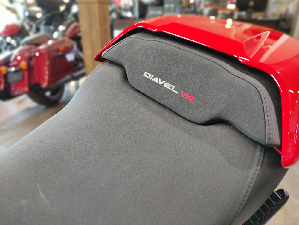 Ducati Diavel V4 (2025) RED