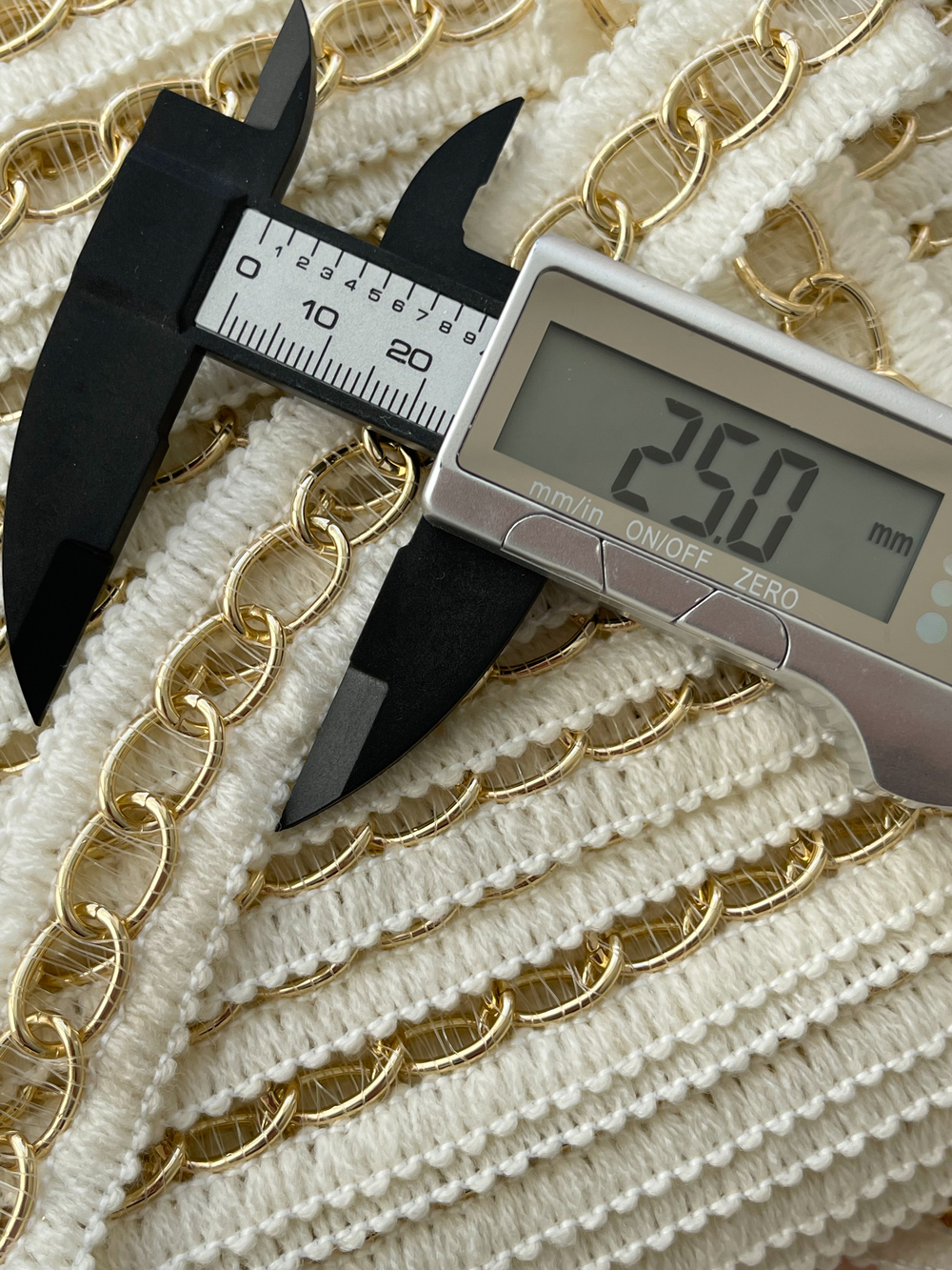 Тесьма белая с золотистой цепью