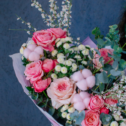 150. Нежный букет с пионовидной розой и хлопком