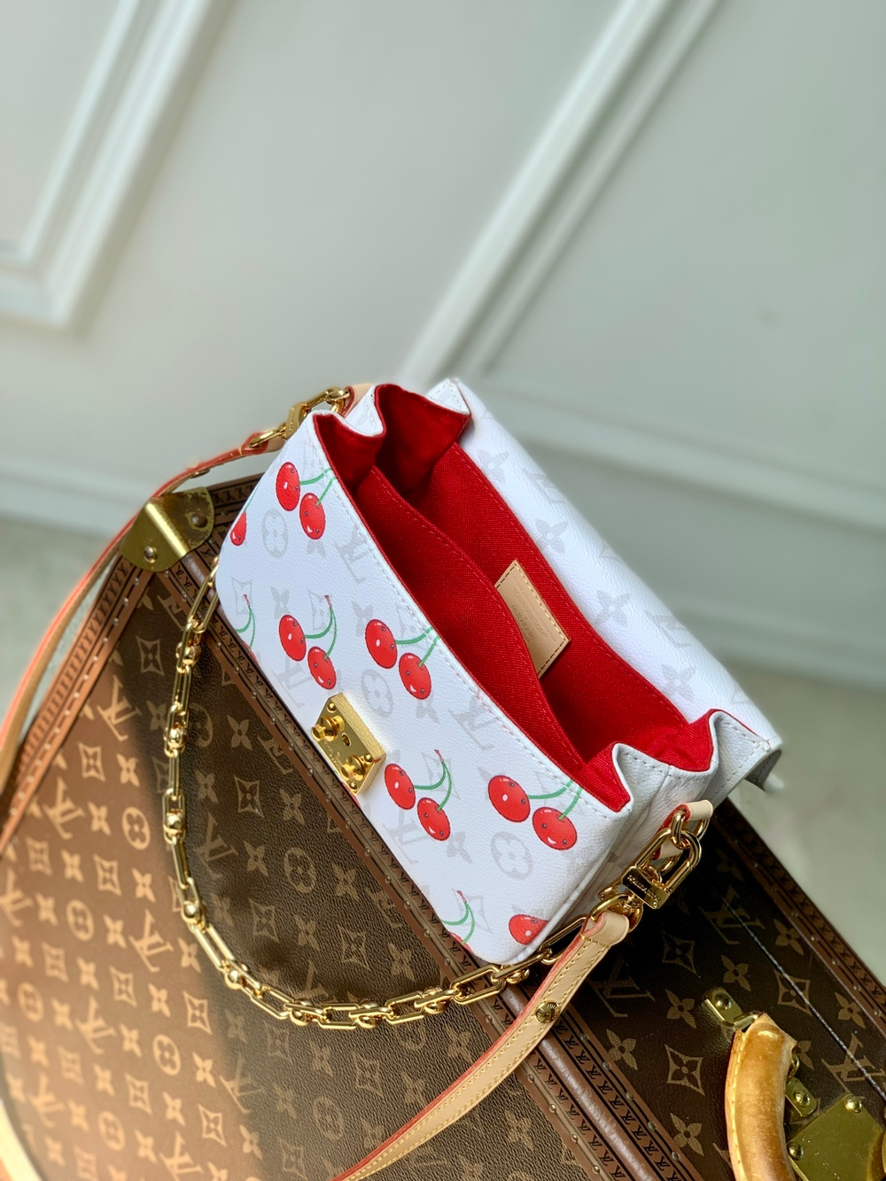 Louis Vuitton Pochette Metis East West