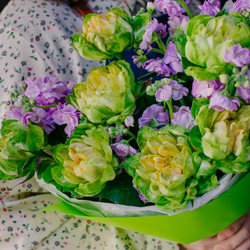 23. Пышный современный букет с розой и маттиолой