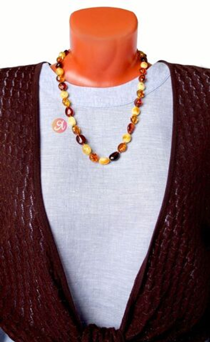 бусы из разноцветного янтаря