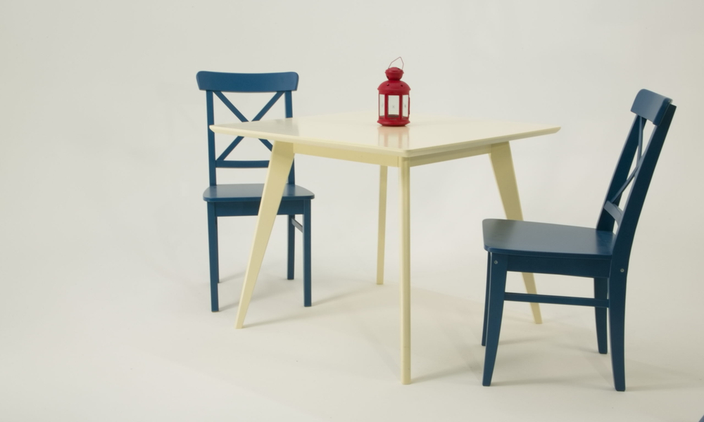 Стол Zip-mebel Сканди М 90 слоновая кость со стульями Ингольф синий