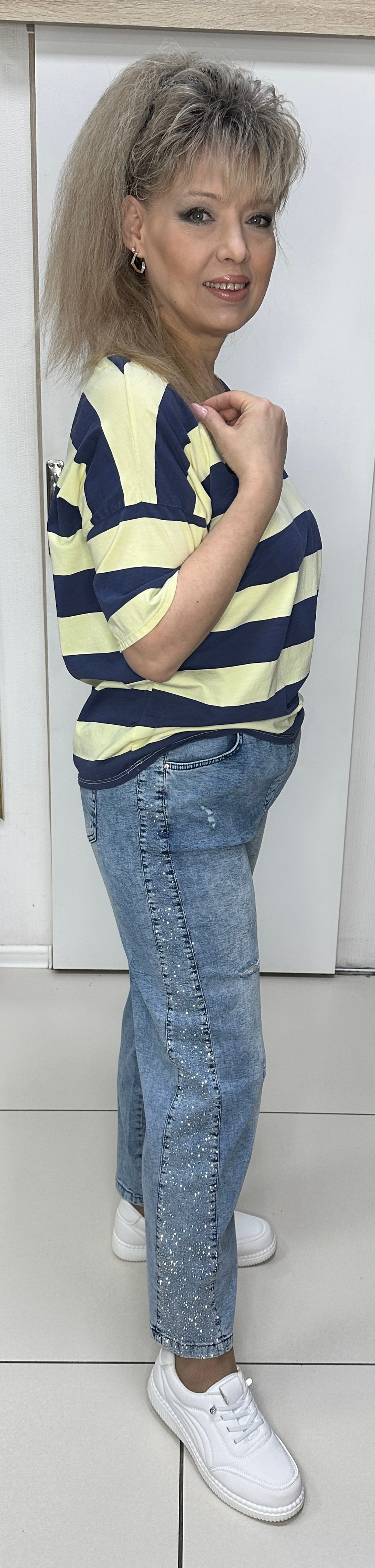 Синие джинсы со стразовыми лампасами