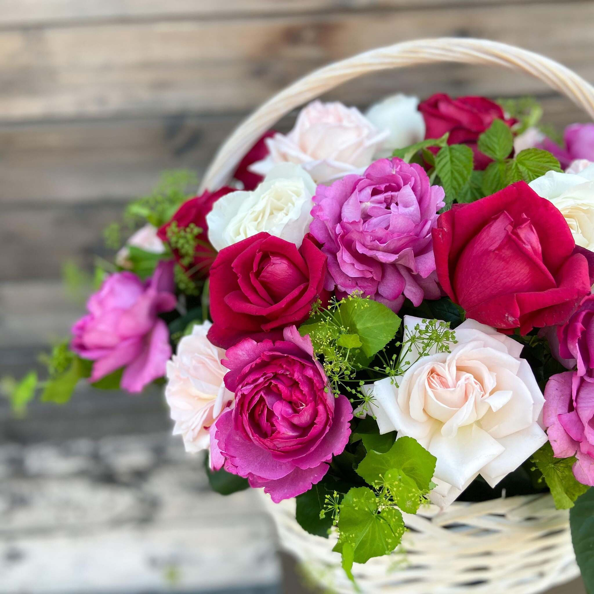Ягодный микс — корзина ароматных роз