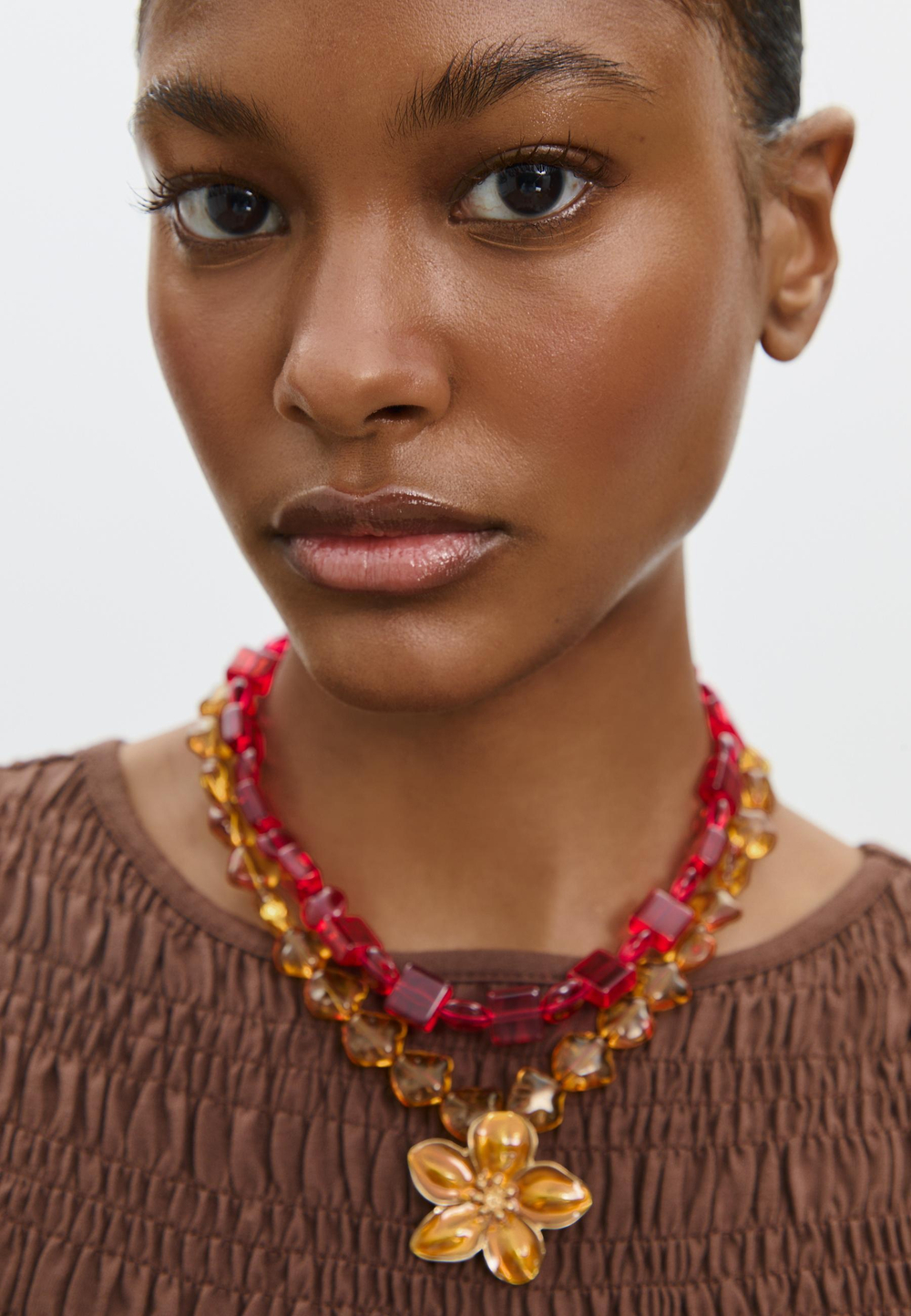 STRADIVARIUS Комплект из 2 ожерелий из бусин и цветов, горчичный