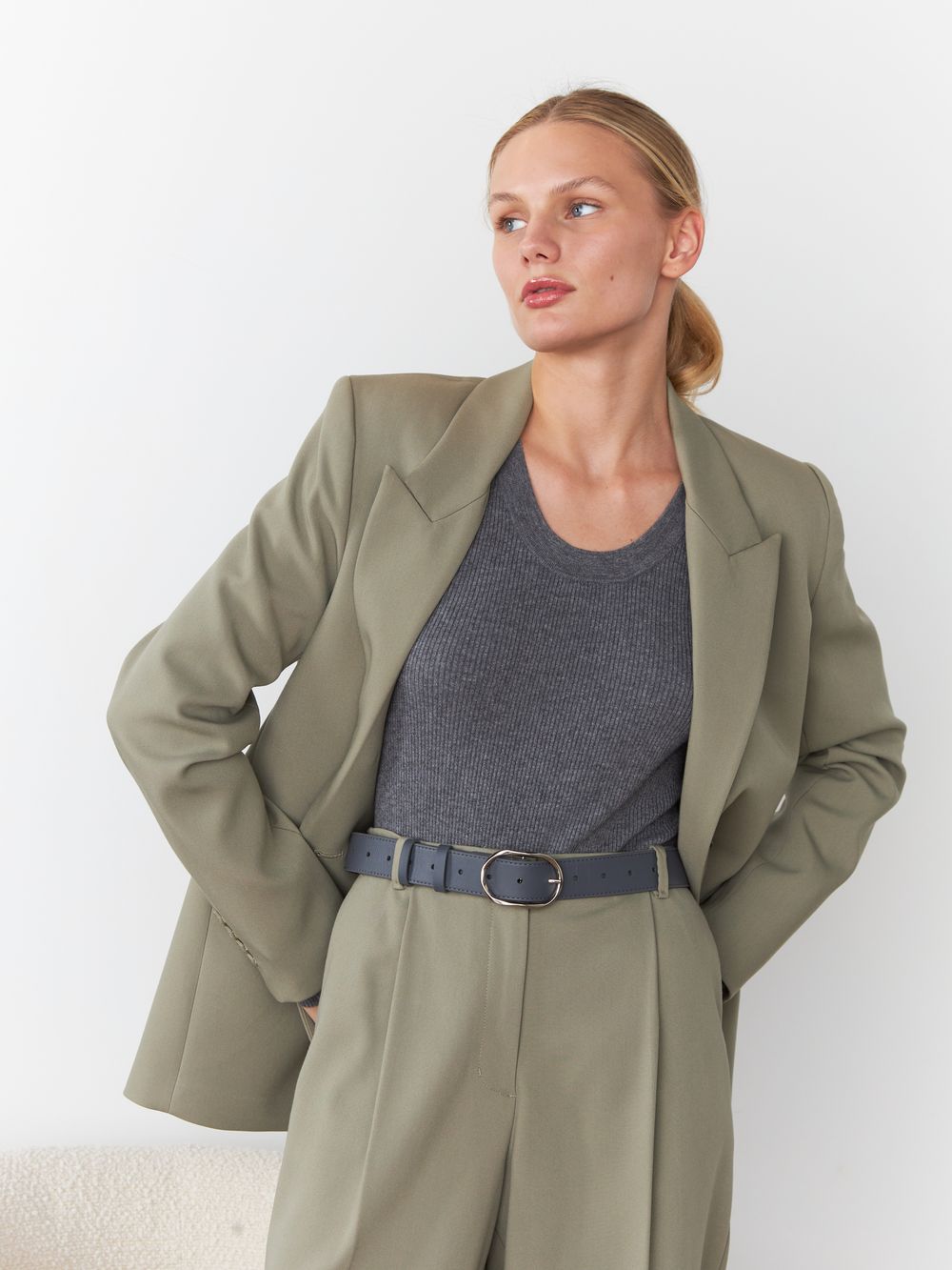 БАЗОВЫЙ РЕМЕНЬ С ОВАЛЬНОЙ ПРЯЖКОЙ GRAPHITE