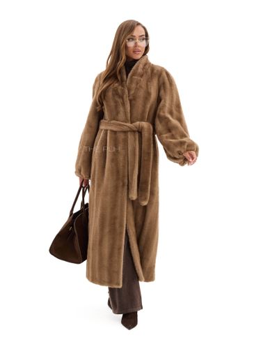 Длинная шуба из эко-меха в цвете капучино