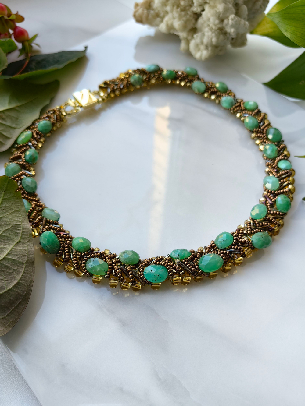 Колье из бисера "Змейка" ручной работы с камнем Хризопраз