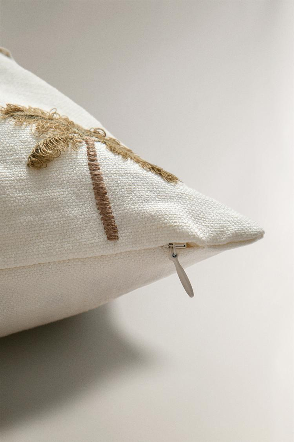 ZARA HOME ЧЕХОЛ ДЛЯ ДЕКОРАТИВНОЙ ПОДУШКИ С ВЫШИВКОЙ «ПАЛЬМЫ», КРЕМОВЫЙ