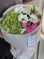 Букет из гортензии, хризантемы, кустовой пионовидной розы и альстромерии