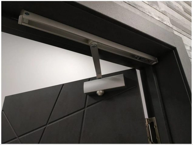 Завершающий аккорт: Дверной доводчик.