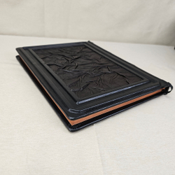 Книга в переплёте из натуральной кожи "Черное золото. История русской нефти" - 2 в футляре