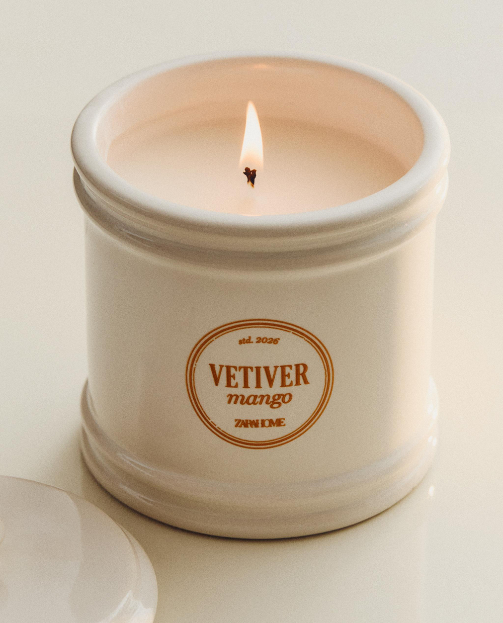 Zara Home Свеча ароматическая Vetiver Mango 300 г, растительный воск, аромат древесный, Коричневый