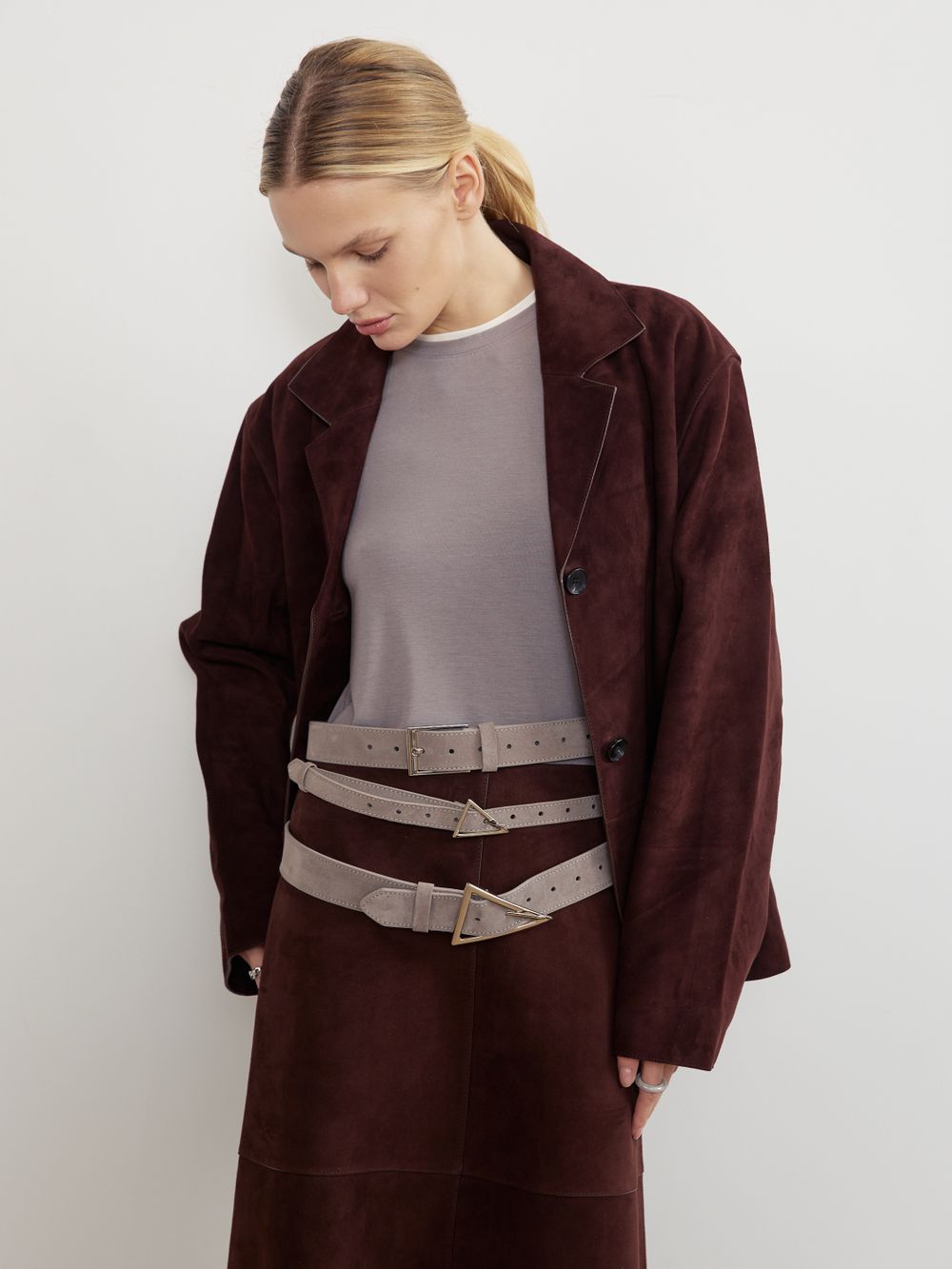 БАЗОВЫЙ РЕМЕНЬ С ТРЕУГОЛЬНОЙ ПРЯЖКОЙ ЗАМША СЕРЫЙ