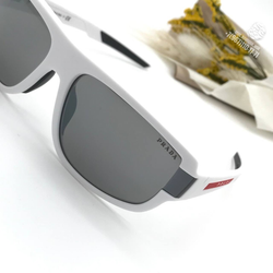 Солнечные очки Prada