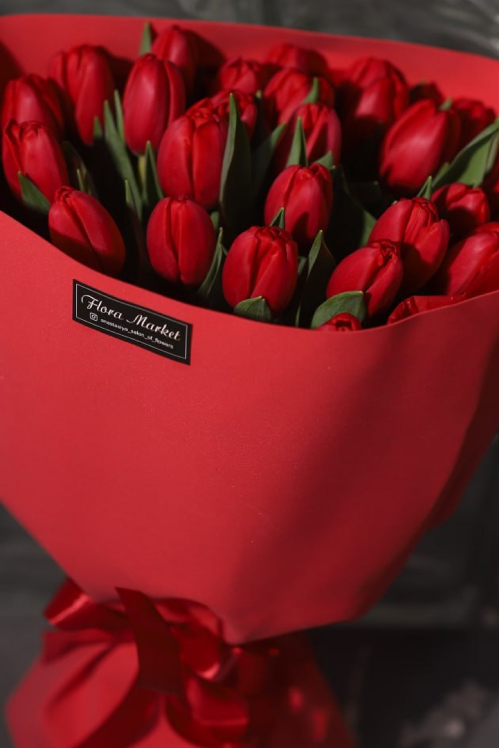 Красные тюльпаны в авторском оформлении от Флора Маркет