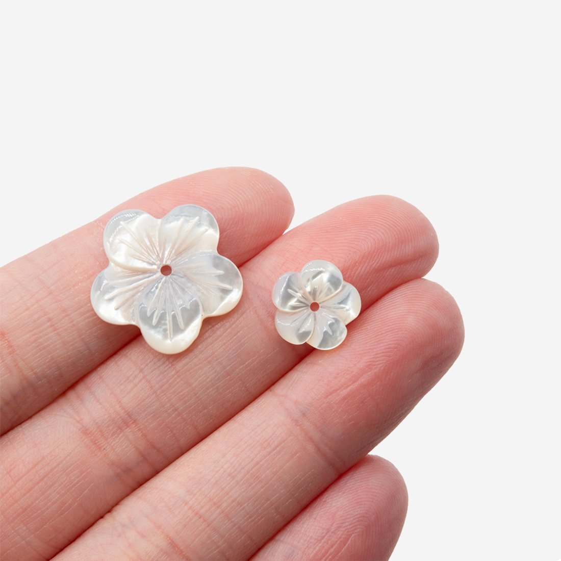 Цветок 17мм из цельного белого перламутра морских ракушек