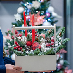 Новогодняя композиция в деревянном ящике в красно-белых тонах