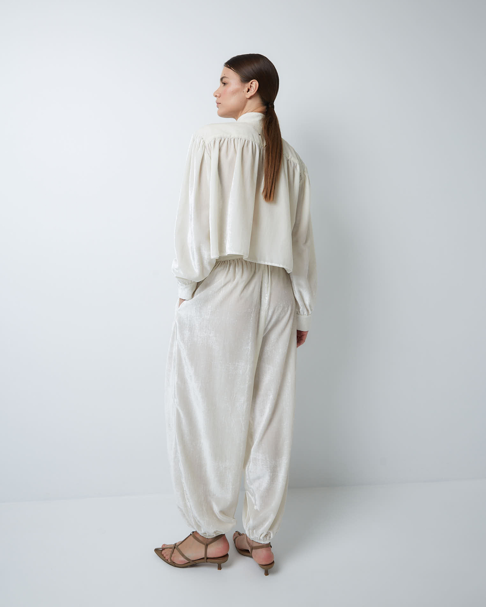 Комплект: блуза и брюки из шелкового бархата молочный