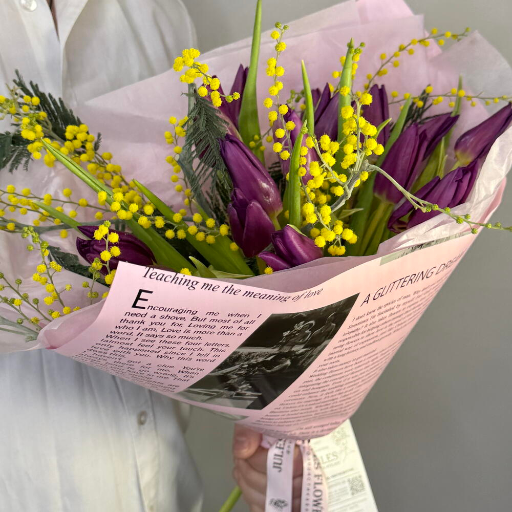 «Весна в Версале» букет из тюльпанов и мимозы