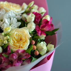 Букет в нежных тонах с альстромерией кустовой и одноголовой розой