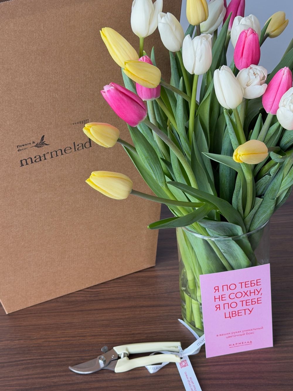 ЦВЕТОЧНЫЙ БОКС с тюльпанами микс 35шт