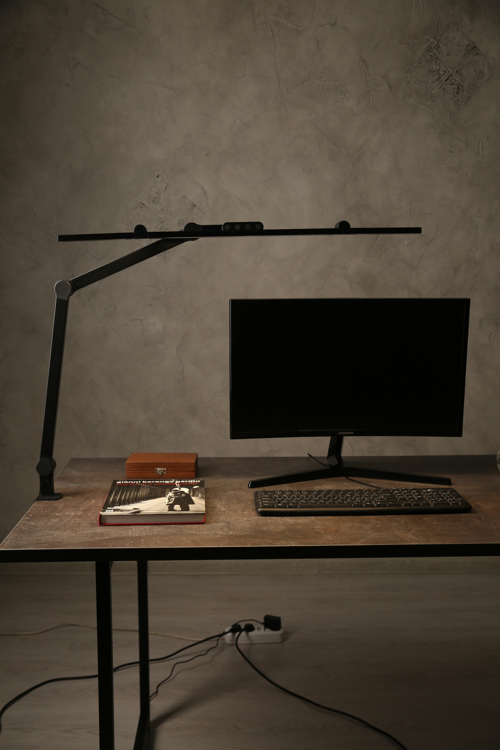 Светильник FRIENDME бестеневой настольный на струбцине светодиодный No. 3 черный с тройным источником света. Яркость - 1300 lum. 24W.