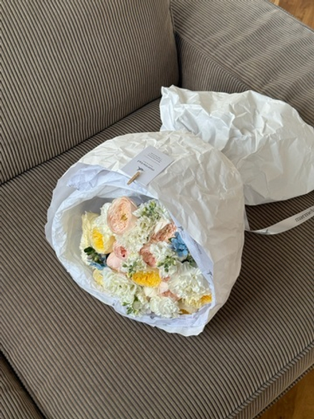 Букет из кустовых пионовидных роз, оксипеталума, лизиантуса и диантусов