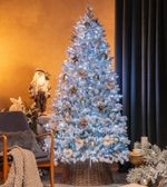 Заснеженная елка с гирляндой «Алтайская» холодный свет (Литая) 3 м