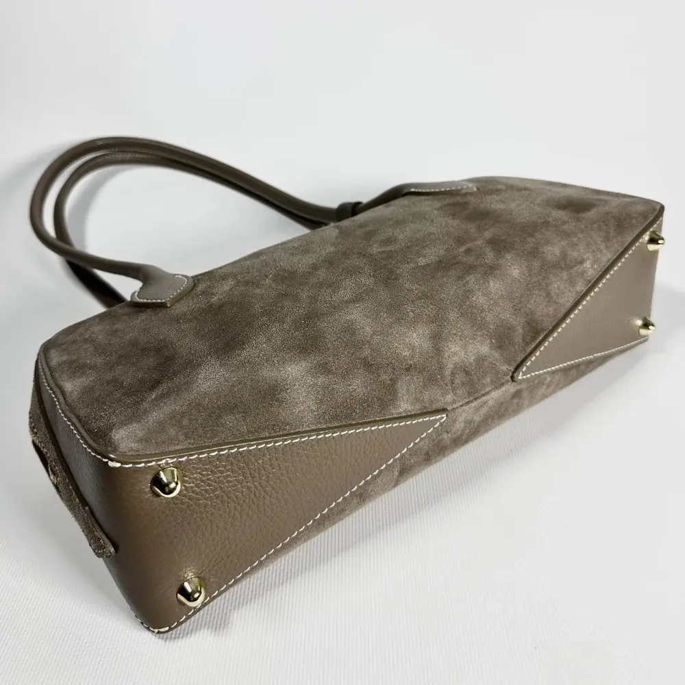 Женская сумка-багет из натуральной замши цвета тауп