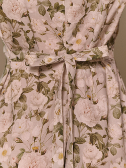 Платье с широкими манжетами