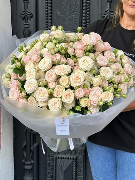 Гранд букет из кустовой пионовидной розы в нежном оттенке