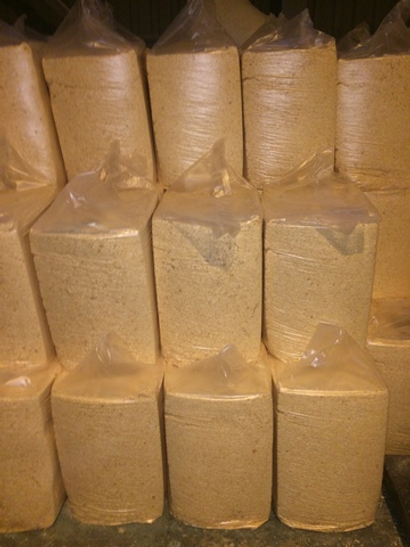 Стружка древесная сухая хвойная, в брикетах 22 кг - 25 кг / шт.
 Цена действительна при покупке от 10 шт., самовывозом с Волхонского шоссе 4 , корпус 8.