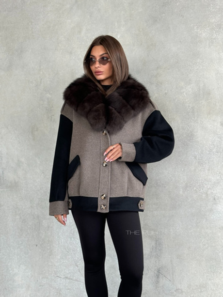 Коричневая куртка с черными рукавами