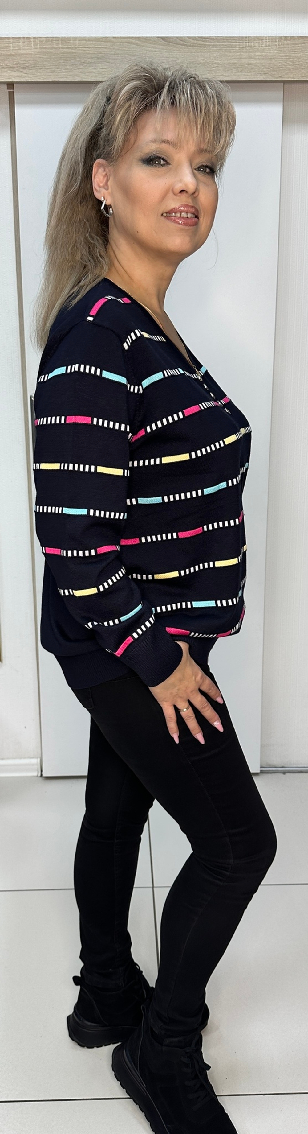 Темно-синий джемпер с цветным пунктиром