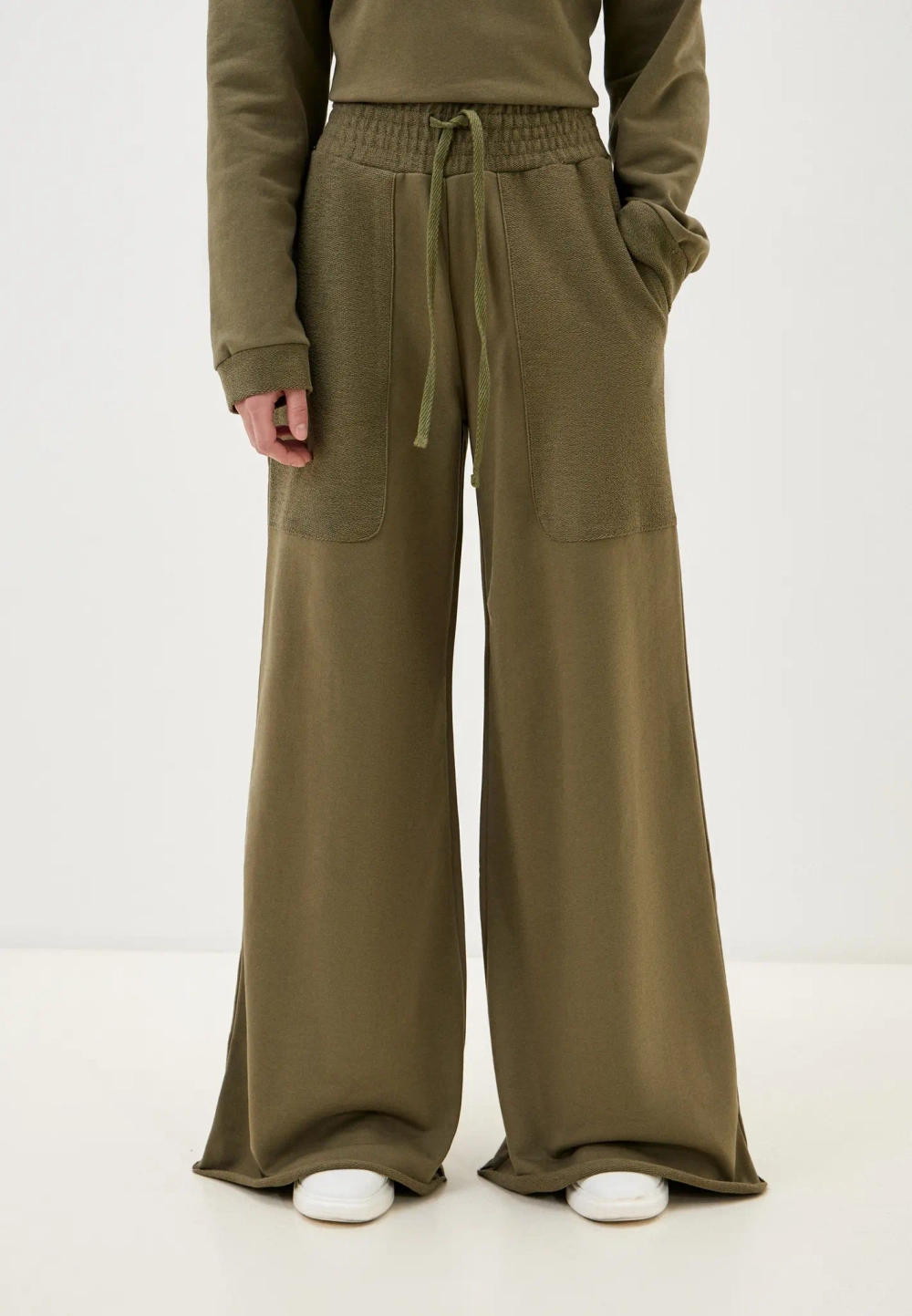 Широкие брюки с накладными карманами