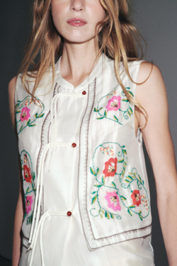 ZARA ТОП С ВЫШИВКОЙ «ЦВЕТЫ», ЭКРЮ